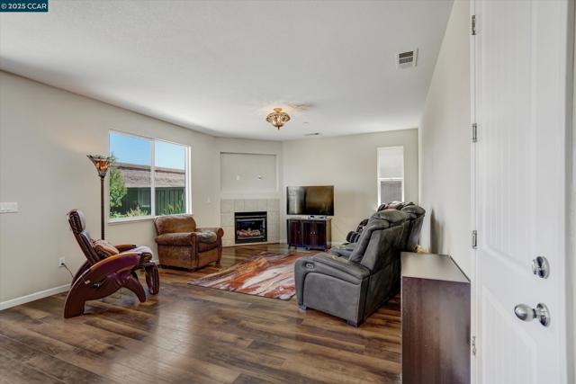 1808 Palacio Dr, Pittsburg CA: https://media.crmls.org/mediaz/1bd280e8-bde7-40ac-a2d5-b4673df1d322.jpg