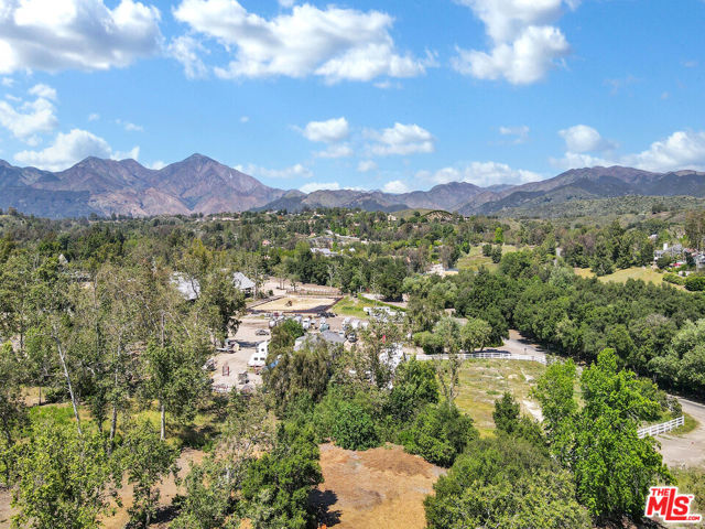 24 Green Brier Circle, Coto de Caza CA: https://media.crmls.org/mediaz/1bd340d4-52d3-44f9-ba98-9b30f33222a8.jpg