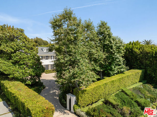 130 S Cliffwood Avenue, Los Angeles CA: https://media.crmls.org/mediaz/1bd3d5c6-dd08-458f-8c49-f0c4b2d8f165.jpg