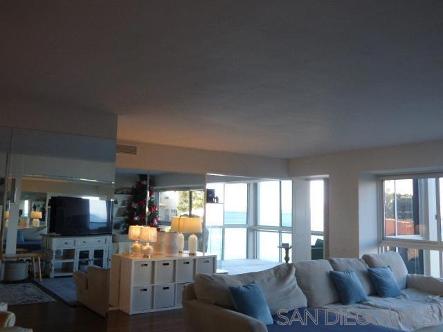 939 Coast Blvd, La Jolla CA: https://media.crmls.org/mediaz/1bd3f20a-3bc6-499a-8516-a3eafaa990aa.jpg