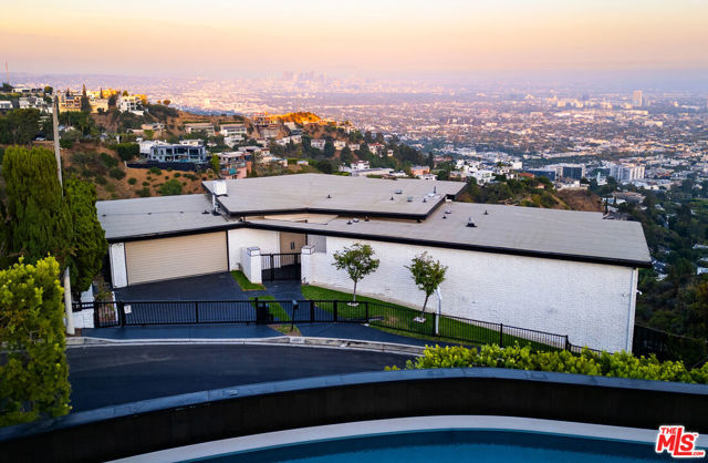 1556 Blue Jay Way, Los Angeles CA: https://media.crmls.org/mediaz/1bd694a7-f239-4014-bca8-f26bf49b684f.jpg