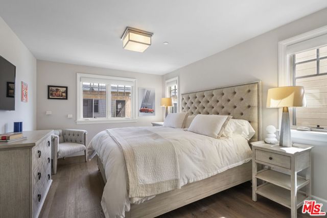 636 12th Street, Manhattan Beach CA: https://media.crmls.org/mediaz/1bd72258-66d5-46ca-b29e-4de8493ec105.jpg