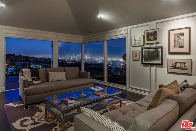 1612 Gilcrest Drive, Beverly Hills CA: https://media.crmls.org/mediaz/1bd7d926-4142-4142-b034-6240d10f2030.jpg