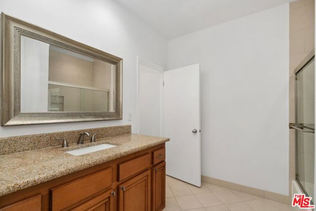 517 N Elm Drive, Beverly Hills CA: https://media.crmls.org/mediaz/1bda87af-f13c-4e52-ab04-993fe9083878.jpg