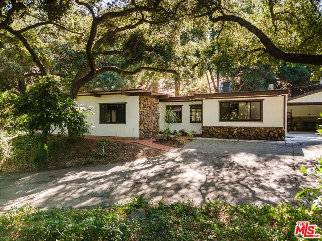 1289 Old Topanga Canyon Road, Topanga CA: https://media.crmls.org/mediaz/1bdc3bd3-a89c-41cd-94c1-7bc837fc2cb0.jpg