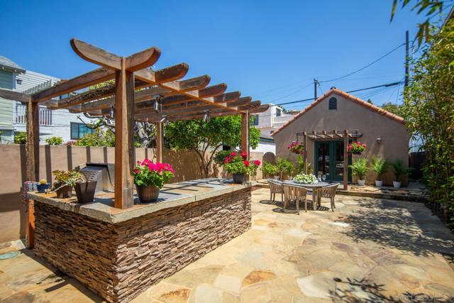 867 E Avenue, Coronado CA: https://media.crmls.org/mediaz/1bdc8f65-79ab-4d83-9a31-e5d468c3677d.jpg