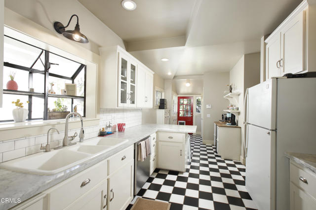662 S El Molino Avenue, Pasadena CA: https://media.crmls.org/mediaz/1bdcc713-eabc-4c96-980f-3158d73116d5.jpg