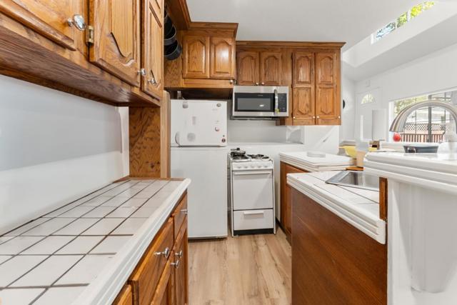 4 Athlone Way, Menlo Park CA: https://media.crmls.org/mediaz/1bdd867a-4663-4d21-9f95-b6ae8c88ec4e.jpg