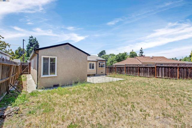 22013 Queen St, Castro Valley CA: https://media.crmls.org/mediaz/1bde2da6-9cfc-4860-a677-6eea25d44c57.jpg