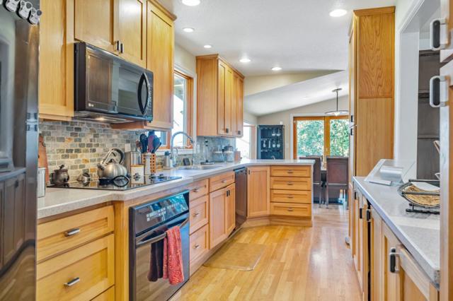 514 Live Oak Lane, Redwood City CA: https://media.crmls.org/mediaz/1bdebef2-96c7-4da7-ac7f-b1a0f880b48f.jpg