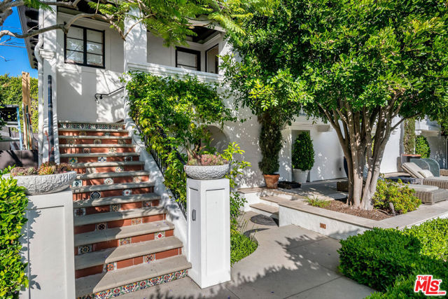 722 N Maple Drive, Beverly Hills CA: https://media.crmls.org/mediaz/1bded5d7-9660-4be8-a703-03492176624d.jpg