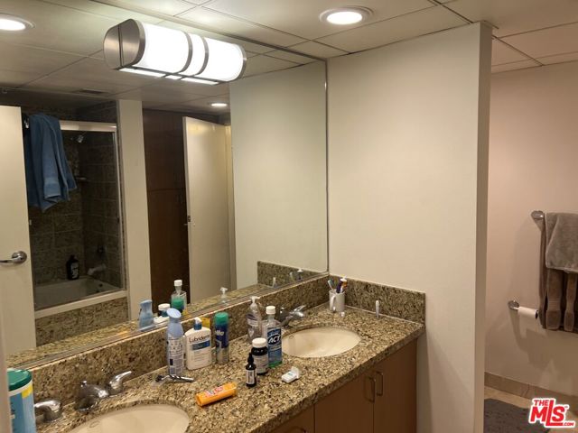 13700 Marina Pointe Drive, Marina del Rey CA: https://media.crmls.org/mediaz/1bdf0510-2a5e-45f8-a1d2-bafffd972bdf.jpg