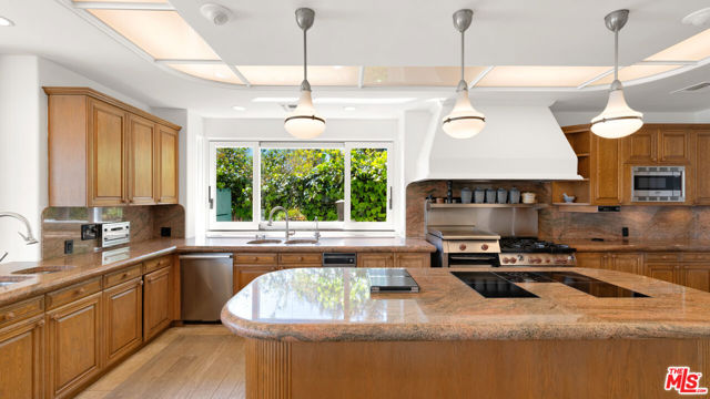 28808 Cliffside Drive, Malibu CA: https://media.crmls.org/mediaz/1bdffacc-88b5-4f2d-b891-a633421f34d6.jpg