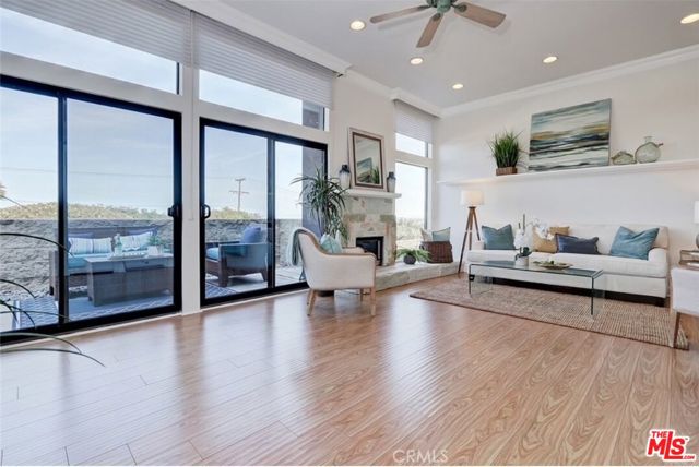 454 Palos Verdes Boulevard, Redondo Beach CA: https://media.crmls.org/mediaz/1be0263d-e61f-466f-b87c-ee8cc2be0c79.jpg