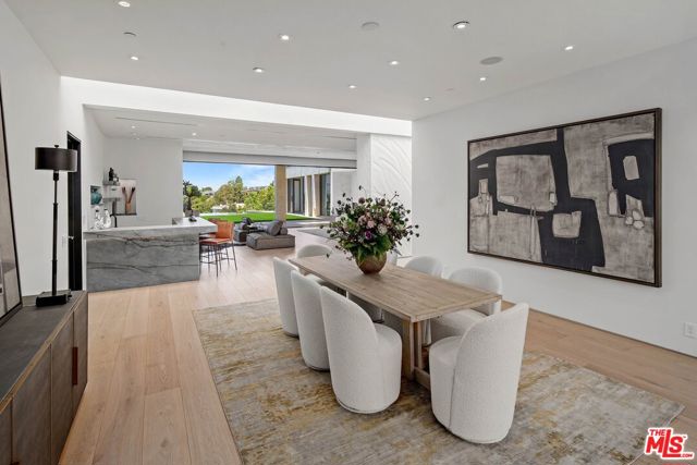 455 Castle Place, Beverly Hills CA: https://media.crmls.org/mediaz/1be02e38-c6ed-4cfb-a2f2-c2fdf1c51aa7.jpg