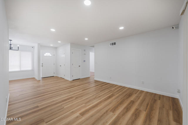 1477 Dinsmore Street, Simi Valley CA: https://media.crmls.org/mediaz/1be03cbf-e632-4e5e-a8d6-e5652e173931.jpg