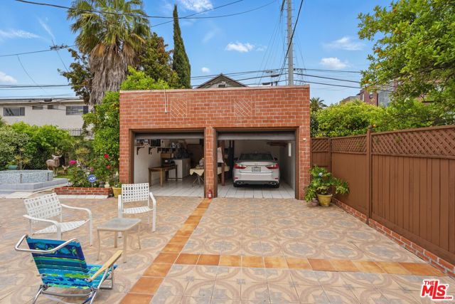 128 N St Andrews Place, Los Angeles CA: https://media.crmls.org/mediaz/1be0b151-d3d3-4c14-87f5-fc08a921f82c.jpg