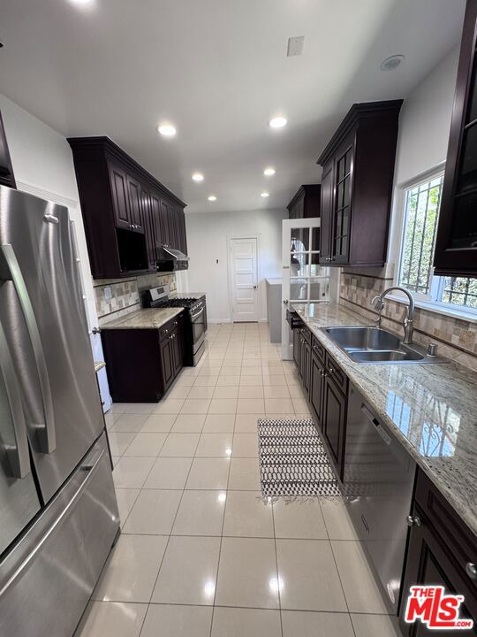621 S Highland Avenue, Los Angeles CA: https://media.crmls.org/mediaz/1be0dc41-7c72-4f68-91e0-4e050c8de3ab.jpg