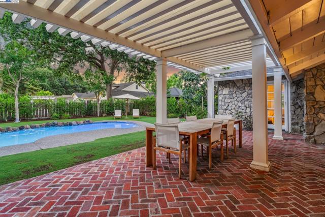 55 Cora Ct, Walnut Creek CA: https://media.crmls.org/mediaz/1be11035-7098-45d7-98a0-916aba3ec992.jpg