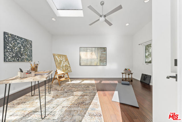 607 Ashland Avenue, Santa Monica CA: https://media.crmls.org/mediaz/1be146ec-c7dc-4f2d-b246-319bbebfd39e.jpg