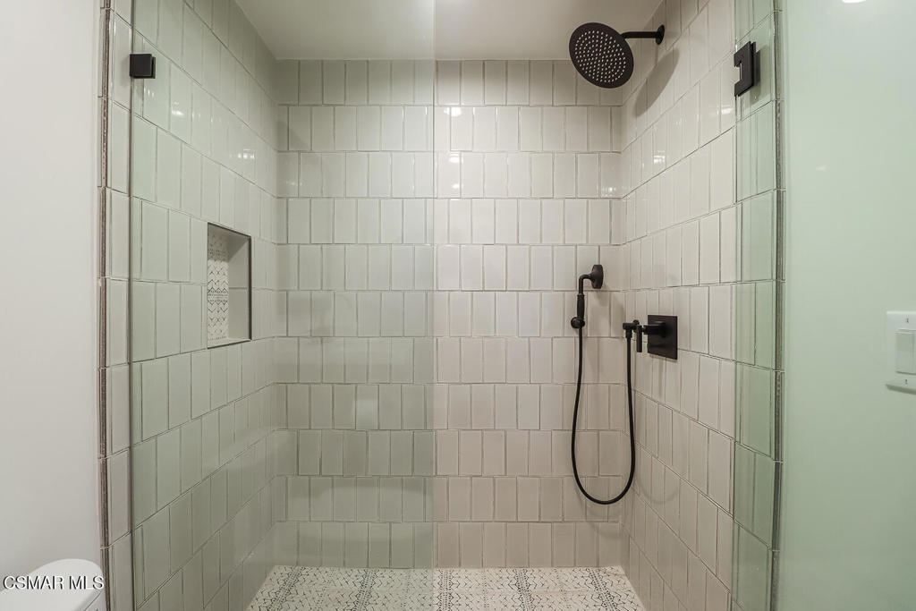 https://media.crmls.org/mediaz/1be2bea5-03b7-4c27-8bdf-ca9a419d3d1d.jpg?preset=X-Large