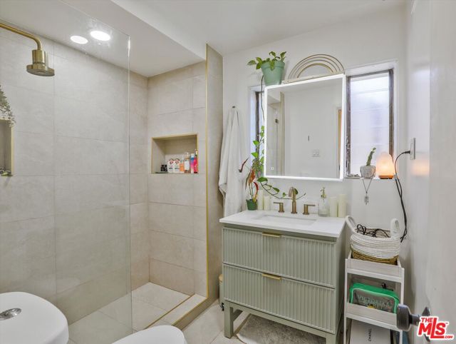 6921 Paseo Del Serra Drive, Los Angeles CA: https://media.crmls.org/mediaz/1be2d998-477f-48c9-b04a-ea8cfb1b1b94.jpg