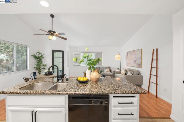 5917 Pine Vista Way, Elk Grove CA: https://media.crmls.org/mediaz/1be5f002-a627-4e42-8197-569b6ca1569d.jpg