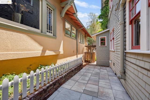 485 Hardy St, Oakland CA: https://media.crmls.org/mediaz/1be5f28b-e044-4211-be40-34dd8867ebb0.jpg
