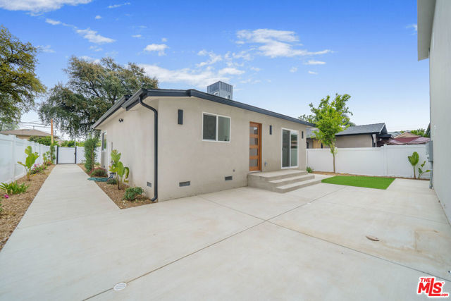 6835 Yolanda Ave, Reseda CA: https://media.crmls.org/mediaz/1be668e6-1acf-485e-becc-405eea92b065.jpg