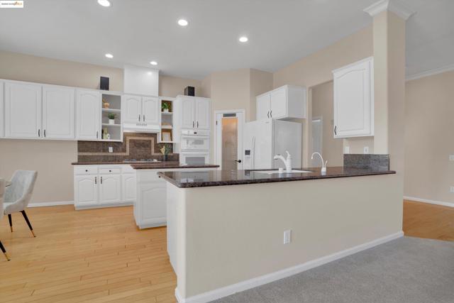 540 Central Park Pl, Brentwood CA: https://media.crmls.org/mediaz/1be66eab-977e-49e7-8410-5d80f339c6a3.jpg