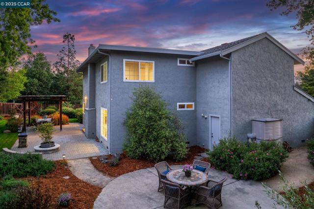 1092 Hillendale Ct, Walnut Creek CA: https://media.crmls.org/mediaz/1be6ed0c-0a34-4967-96a3-30913d1cef78.jpg