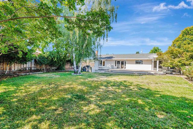 9694 Ashby way, San Ramon CA: https://media.crmls.org/mediaz/1be92f09-22c6-4772-8640-f93f6389f9fc.jpg