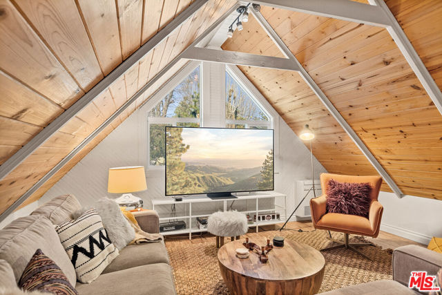 28277 Arbon Lane, Lake Arrowhead CA: https://media.crmls.org/mediaz/1bea62c5-49d8-4fa1-804c-27245159568a.jpg