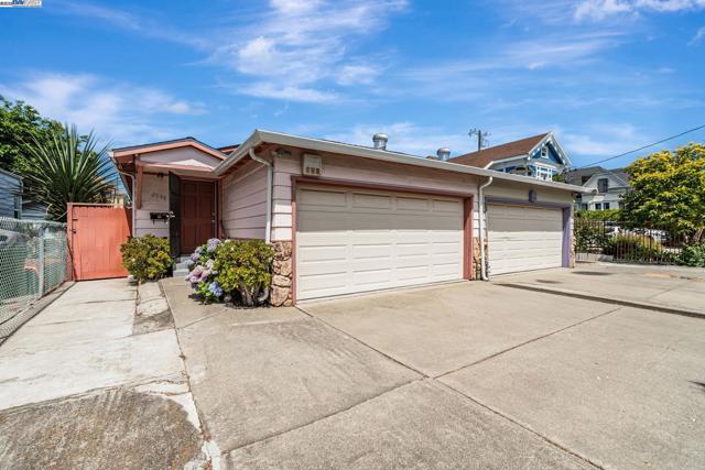 2538 E 16Th St, Oakland CA: https://media.crmls.org/mediaz/1becca18-101e-447a-ae67-2c00a699a590.jpg