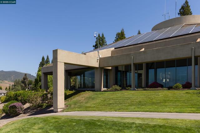 5427 Blackhawk Dr, Danville CA: https://media.crmls.org/mediaz/1becfe21-6042-4f2f-92ee-e97d947b4f4c.jpg