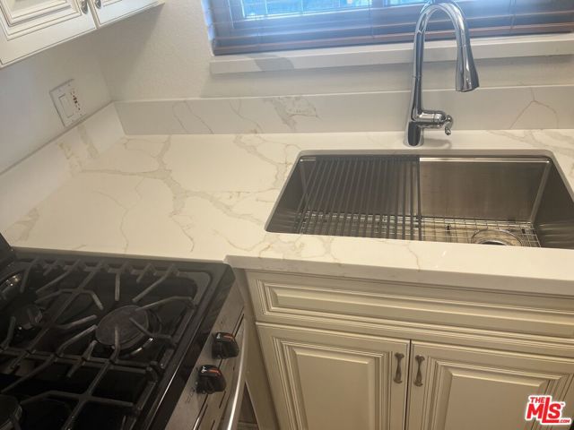 1017 Sonora Avenue, Glendale CA: https://media.crmls.org/mediaz/1bee078c-affe-4a39-ba41-bd97dd36e778.jpg