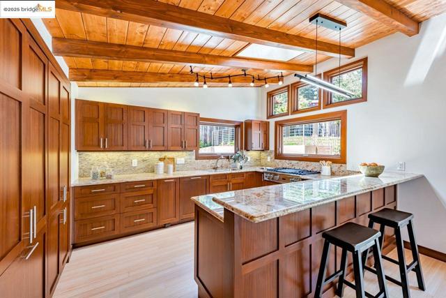 6815 Paso Robles Dr, Oakland CA: https://media.crmls.org/mediaz/1bee0fc4-96a5-454a-bdb5-2dd6d1add4b8.jpg