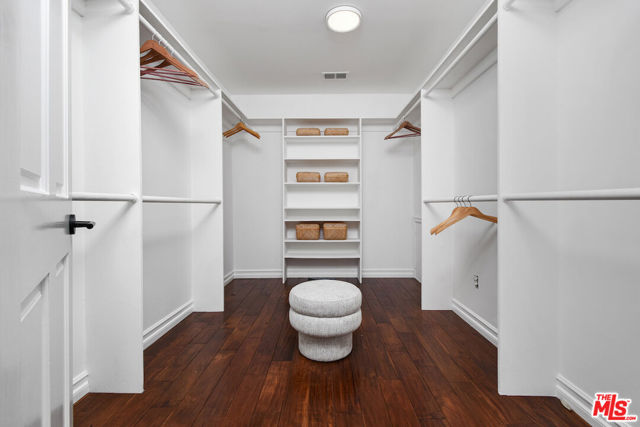 15474 Loom Place, Sherman Oaks CA: https://media.crmls.org/mediaz/1bee77b6-f6b5-40f3-b56d-989015ba4bda.jpg