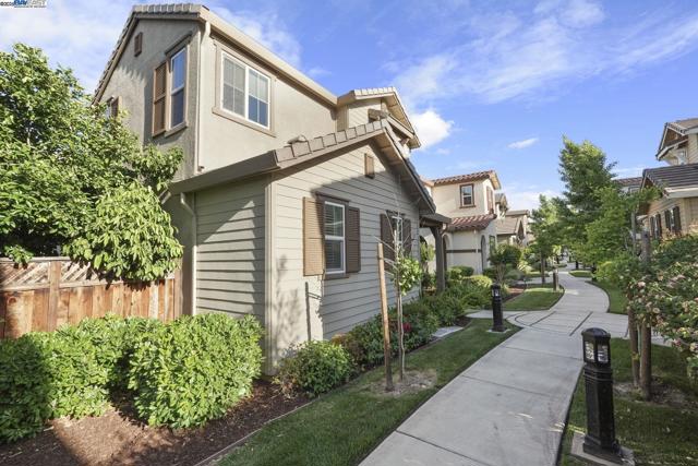 1025 S Fowler Ln, Mountain House CA: https://media.crmls.org/mediaz/1bef2179-44a7-4492-bda4-597649d5f585.jpg
