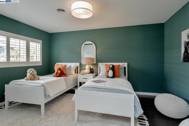 1366 Hansen Ave, Alameda CA: https://media.crmls.org/mediaz/1bef2ca9-2b5e-4d4d-858d-d9e9e6776e59.jpg