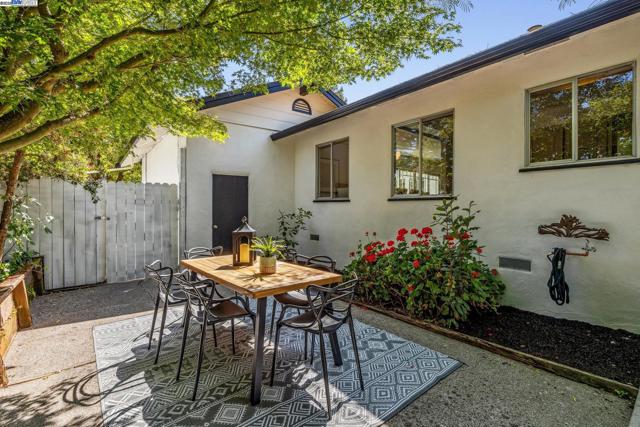 3296 Walnut Ln, Lafayette CA: https://media.crmls.org/mediaz/1bef36fa-ed00-40e6-841b-a95077e9698b.jpg