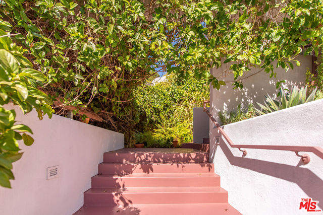 16449 Akron Street, Pacific Palisades CA: https://media.crmls.org/mediaz/1bf0b909-811e-40e3-87b2-b4328b01680c.jpg