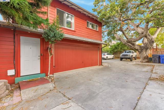 2133 Clinton Ave, Alameda CA: https://media.crmls.org/mediaz/1bf1187d-3a2d-4f26-bac5-140d33fa8d8b.jpg