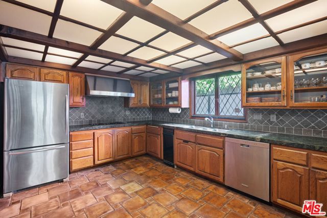 1610 N Beverly Drive, Beverly Hills CA: https://media.crmls.org/mediaz/1bf15fa7-1f4f-4974-b66b-9b94bb9e28a2.jpg