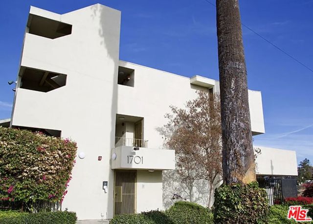 1701 Clinton Street, Los Angeles CA: https://media.crmls.org/mediaz/1bf24af2-9944-40f1-9cdf-de83963814f8.jpg