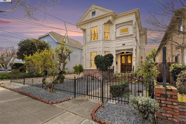 2120 Encinal Ave, Alameda CA: https://media.crmls.org/mediaz/1bf2da3c-92a9-4705-9d97-86ed11d35984.jpg