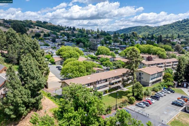 2345 Paloma Ct, Pinole CA: https://media.crmls.org/mediaz/1bf3884c-4323-4d31-9a2b-80454a8c9d30.jpg