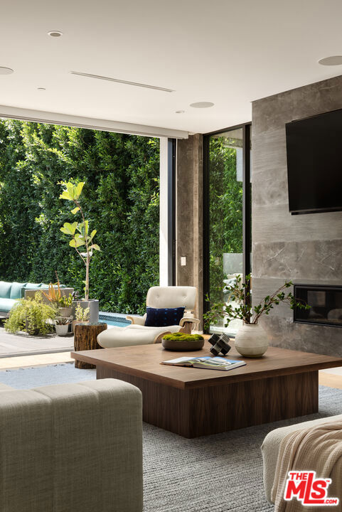 105 S Laurel Avenue, Los Angeles CA: https://media.crmls.org/mediaz/1bf3bff9-6dff-4dde-a32a-b84ab58453f0.jpg