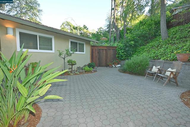 911 Sousa Drive, Walnut Creek CA: https://media.crmls.org/mediaz/1bf3c1ca-6476-4f89-bc25-e2fbeb8327ca.jpg