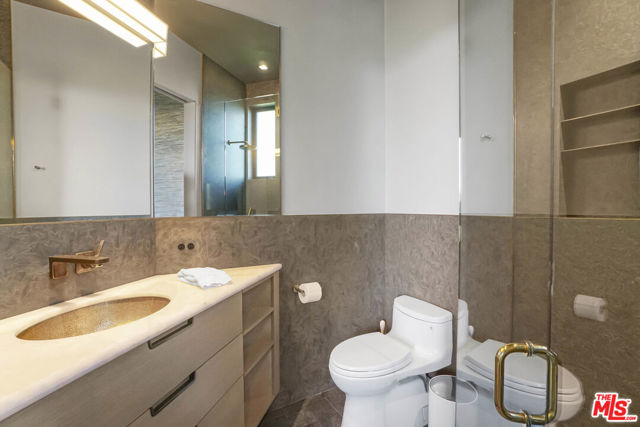 9152 Janice Place, Beverly Hills CA: https://media.crmls.org/mediaz/1bf4083c-a599-4b51-9ff0-6e70a2724fc0.jpg